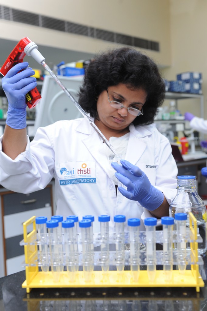 Engagement und Durchhaltevermögen: Wissenschaftler weltweit arbeiten an einem Impfstoff, der vor HIV schützt. | Foto: Gagandeep / IAVI